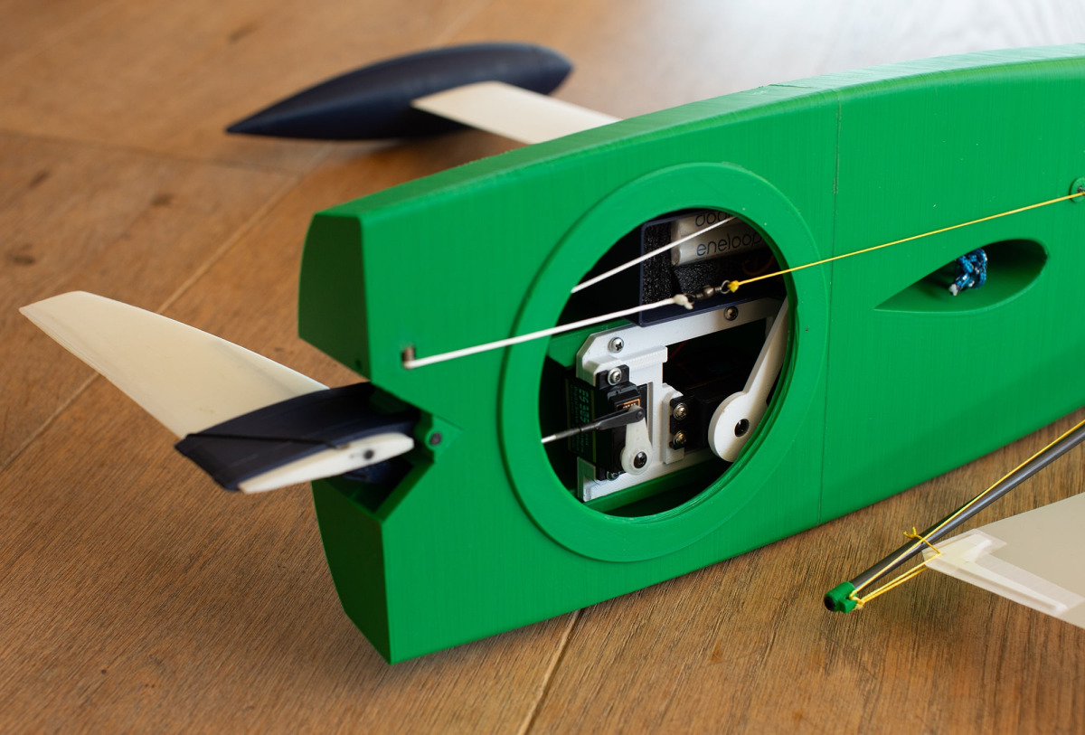 Das Design des hinteren Abschnitts des Racing Sparrow Ranger, das das Layout der Elektronik und die Ruderanordnung zeigt.
