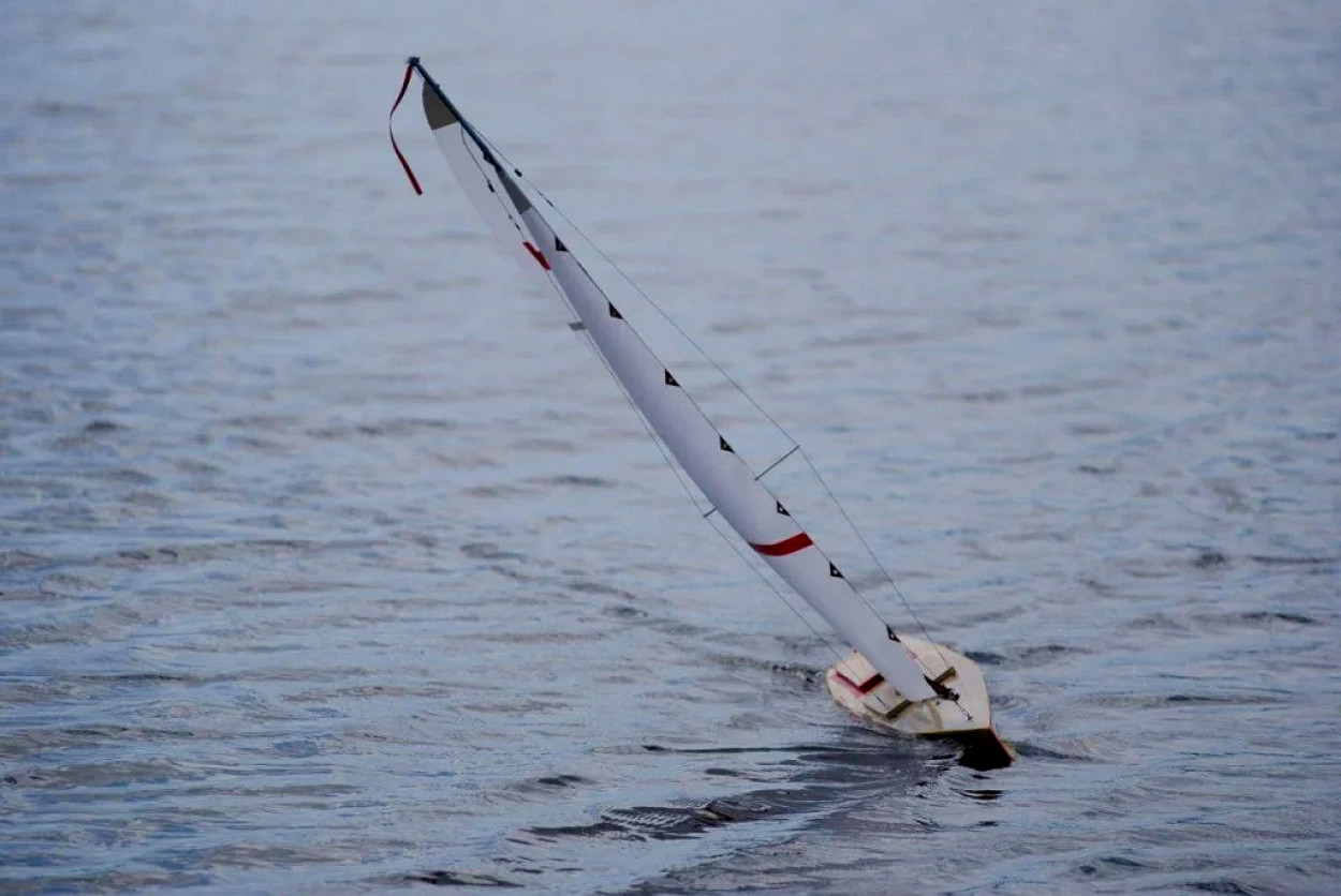 racing sparrow gary hirst model yacht sailing upwind