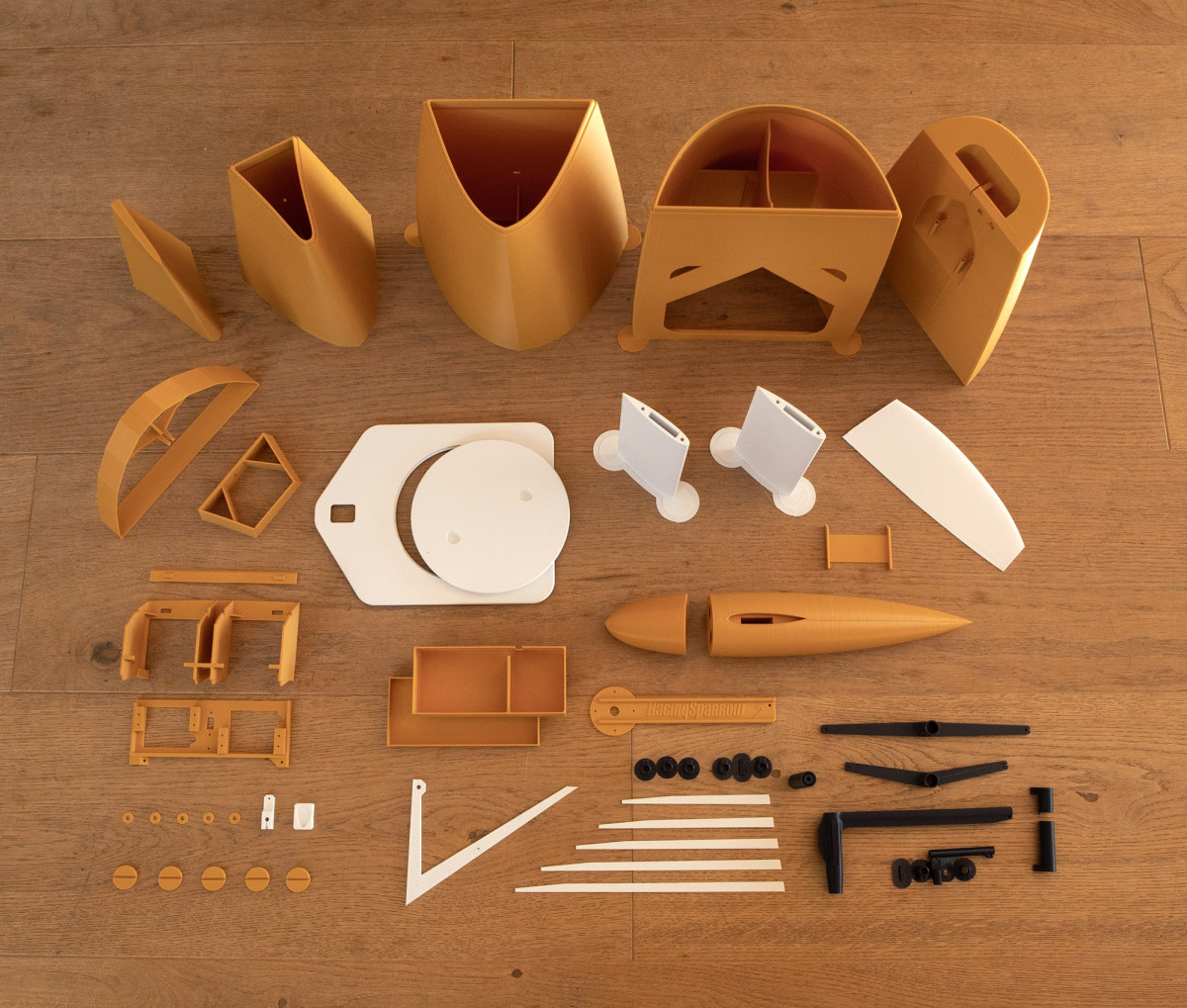 Dieses Bild zeigt alle gedruckten Teile schön angeordnet, damit Sie sehen können, was Sie erhalten, wenn Sie das STL-Dateiset kaufen.